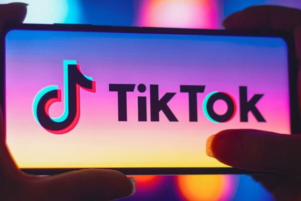 Jak zacząć przygodę z TikTokiem i zdobyć popularność?